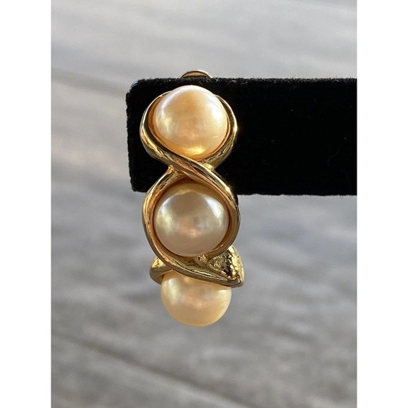 Vintage Clip Ons Earrings Three Faux Pearls Gold Tone Estate - Picture 5 of 12